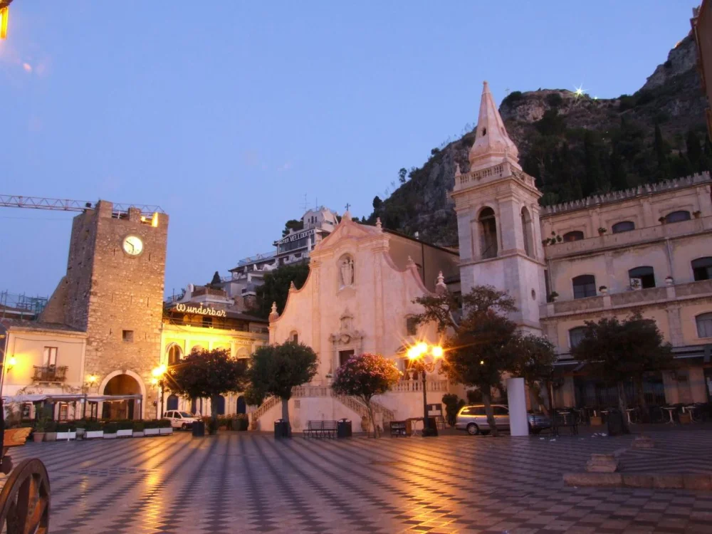 Piazza IX Aprile au coucher de soleil avec son damier noir et blanc et vue sur la mer Ionienne, Taormina