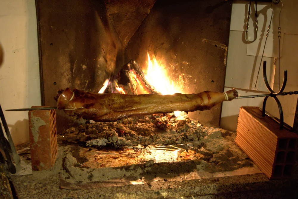 Porceddu sarde rôti à la broche sur un feu de bois de myrte, plat traditionnel de Sardaigne, octobre