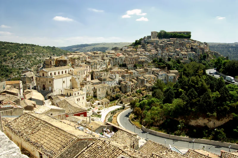 Panorama de Ragusa Ibla depuis les hauteurs, toits de tuiles en cascade sur la colline baroque, Sicile