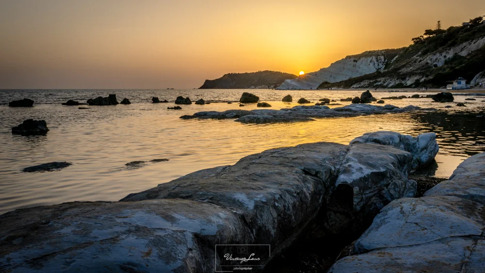 Falaise blanche de la Scala dei Turchi à Realmonte plongeant dans la mer turquoise, Sicile