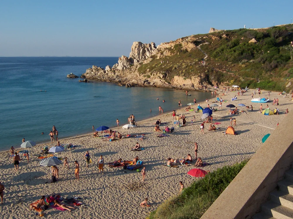 Rena Bianca encadrée de falaises granitiques avec vue sur les côtes de Corse au fond, Santa Teresa Gallura, Sardaigne