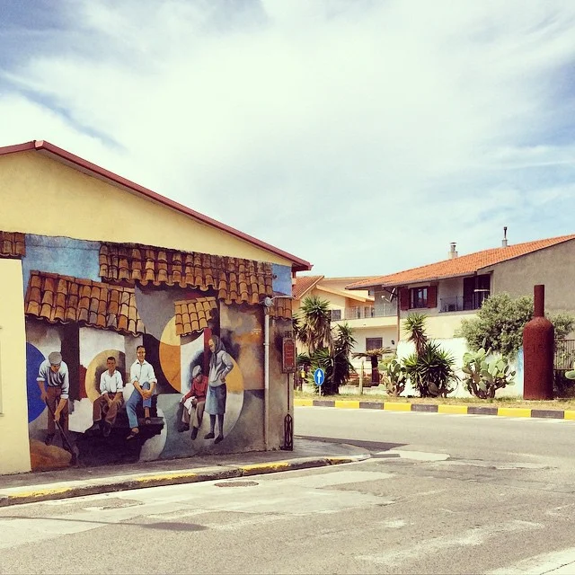Murales colorés de San Sperate sur les façades blanchies du village, Sardaigne centrale, une des activité phase pour illustrer les Activités gratuites en Sardaigne