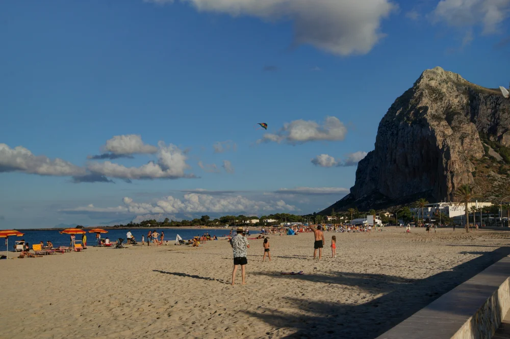 Longue plage de sable blanc de San Vito Lo Capo avec le mont Monaco en arrière-plan, Sicile nord-ouest