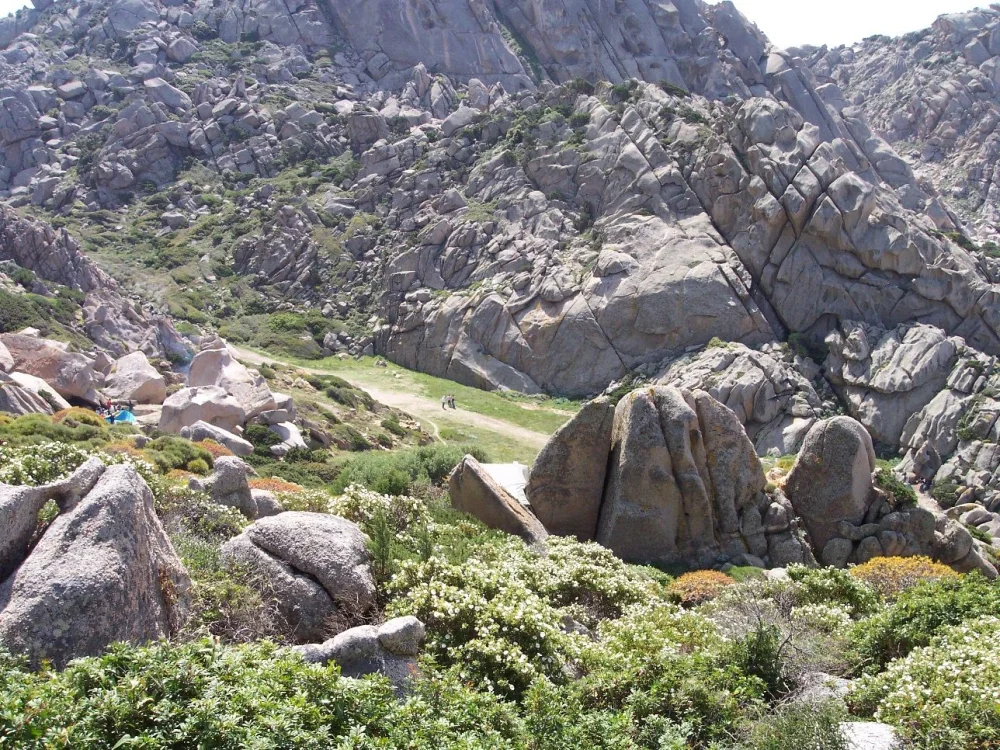 Immenses rochers de granit polis par le vent plongeant dans la mer profonde à Capo Testa, Valle della Luna, Sardaigne