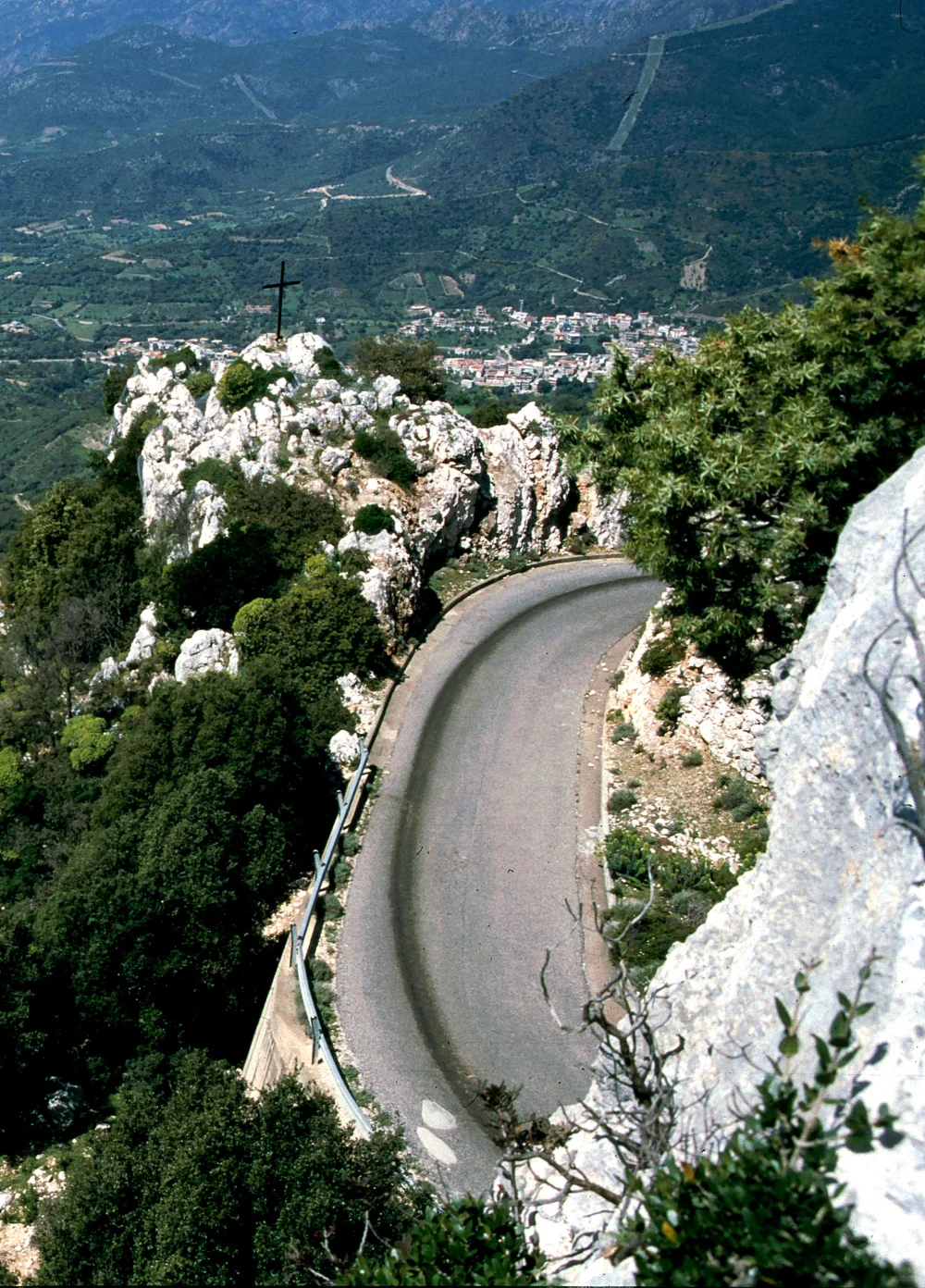 Route de montagne sinueuse dans les collines intérieures de l'Ogliastra, Sardaigne