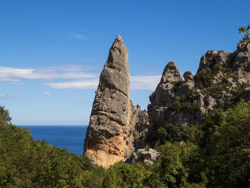 Cala Goloritzé vue depuis le sentier de descente du Supramonte, eaux turquoise et falaises calcaires blanches, Sardaigne, illustrant l'article sur la Sardaigne en Mai