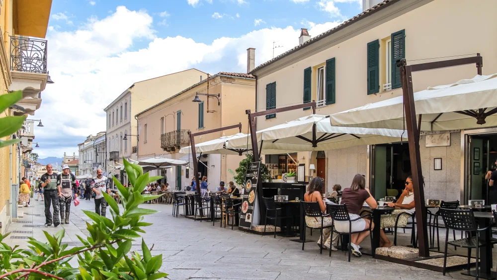 Corso Umberto I piéton d'Olbia, façades en tons pastel et balcons en fer forgé, centre historique, Sardaigne