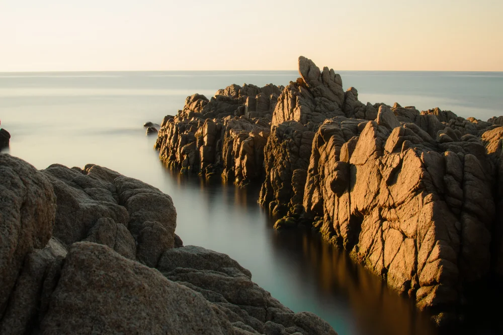 Coucher de soleil sur la sardaigne en juillet, lumière dorée sur les rochers de granit, Sardaigne, juillet