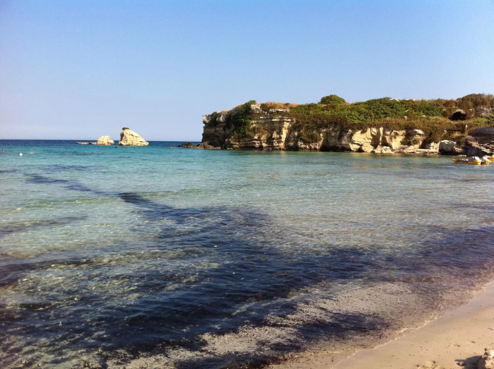 Plage de Fontane Bianche aux eaux claires et sable très blanc, banlieue de Syracuse, Sicile sud-est