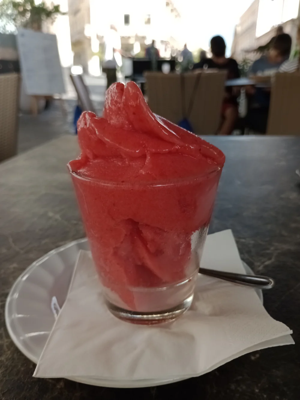 Granita di gelsi aux mûres noires avec brioche col tuppo et crème fouettée, petit-déjeuner sicilien de juin