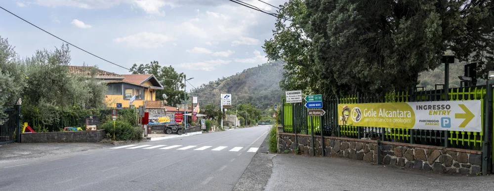 Route sinueuse de montagne dans le massif des Nebrodi au cœur de la Sicile intérieure