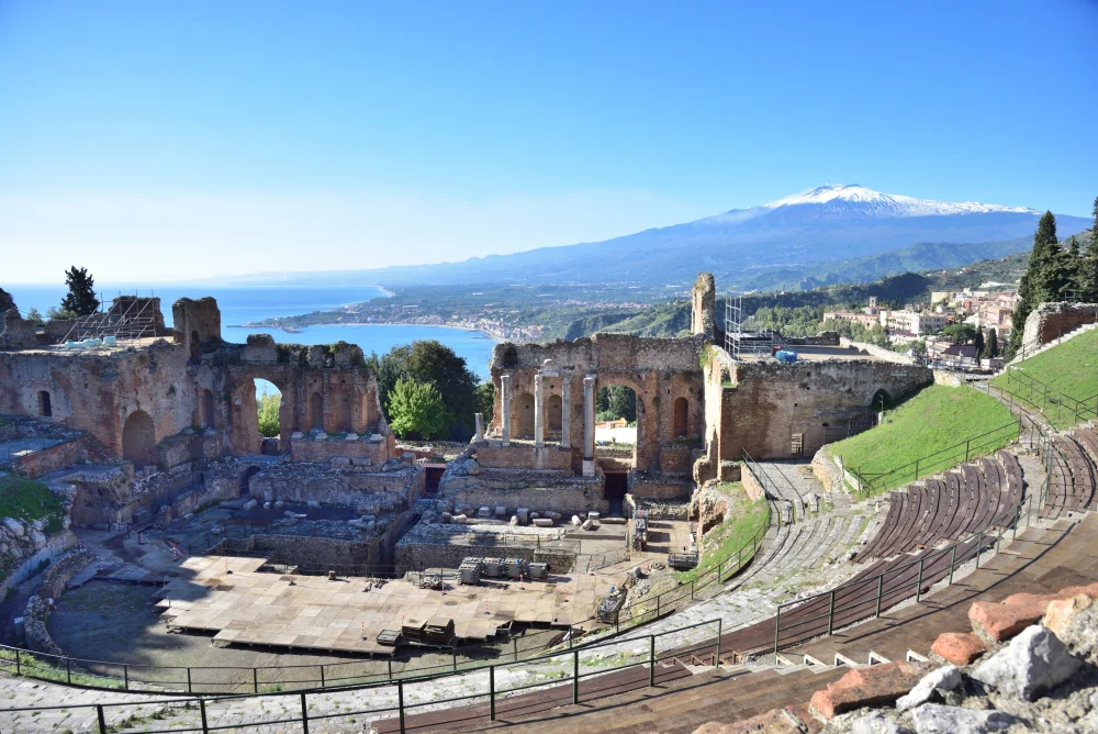 Colonnes corinthiennes du Théâtre Antique de Taormina avec l'Etna en arrière-plan, Sicile