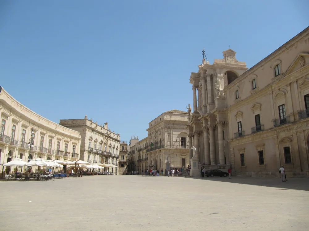 Piazza del Duomo et façade baroque de la cathédrale de Syracuse, vue depuis Ortigie, Sicile
