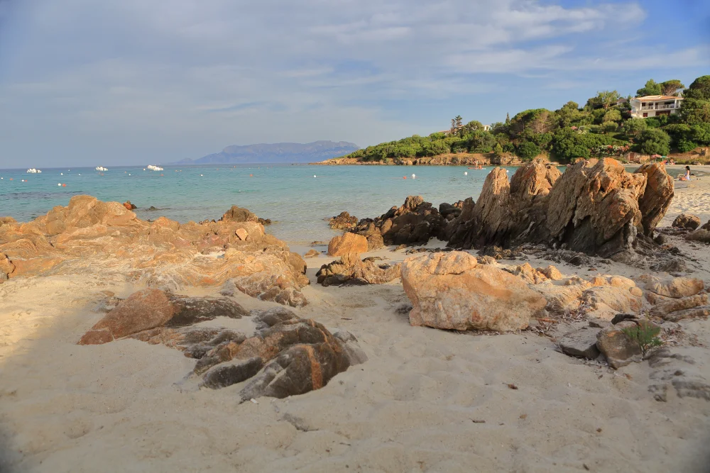 Plage de Sos Aranzos aux eaux turquoise et sable blanc, sardaigne en août