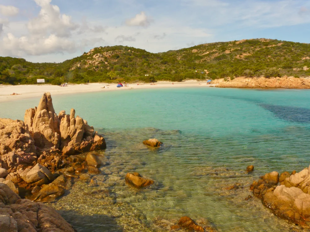 Spiaggia del Principe, anse fermée de granit rose et sable fin, Costa Smeralda, Sardaigne