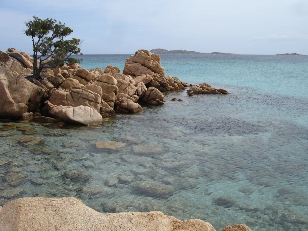 Spiaggia di Capriccioli, blocs de granit arrondis et eau transparente, Costa Smeralda, Sardaigne