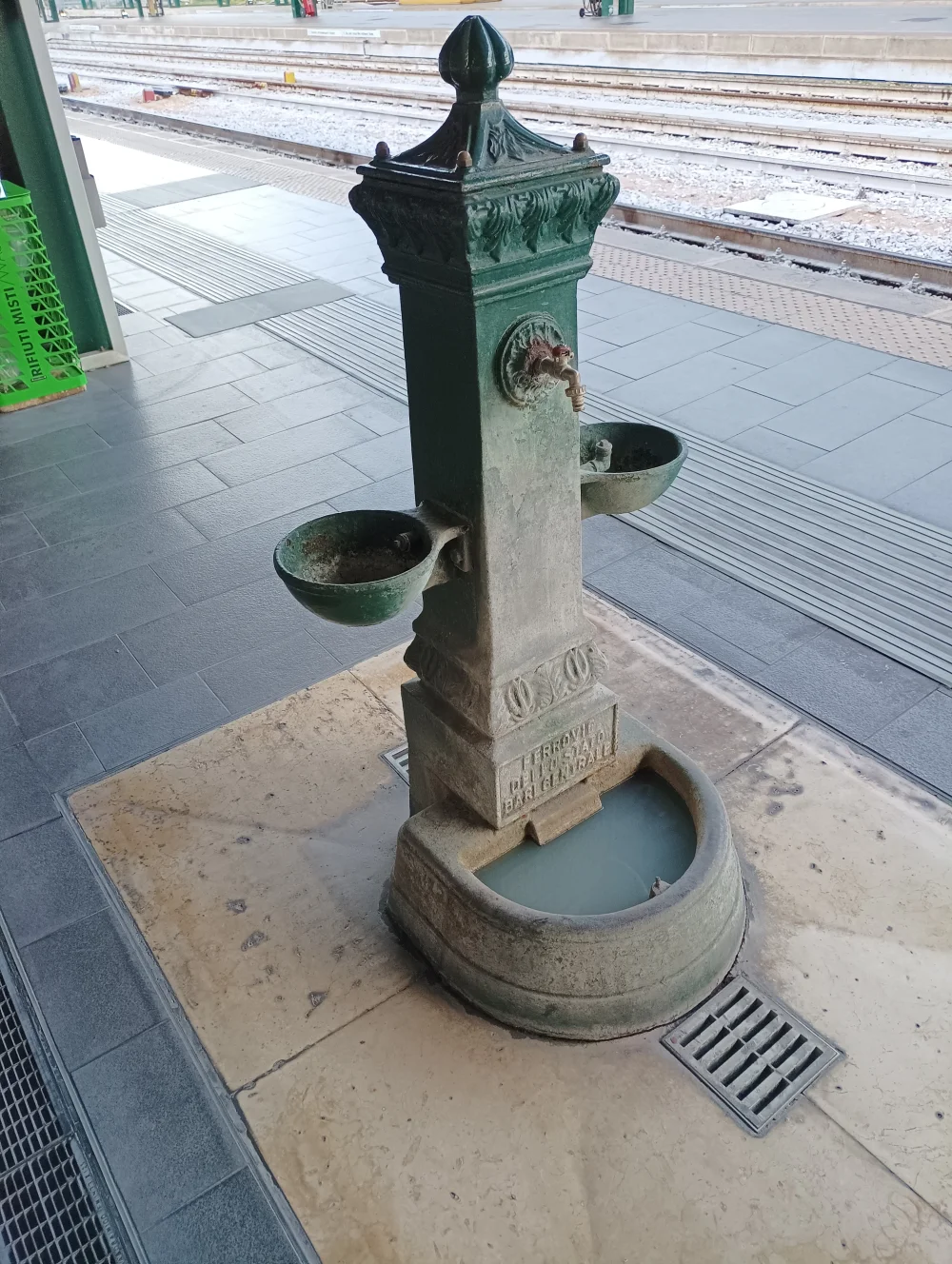 Fontanelle en fonte verte près de la gare centrale de Bari, symbole de l'Acquedotto Pugliese, eau potable dans les Pouilles