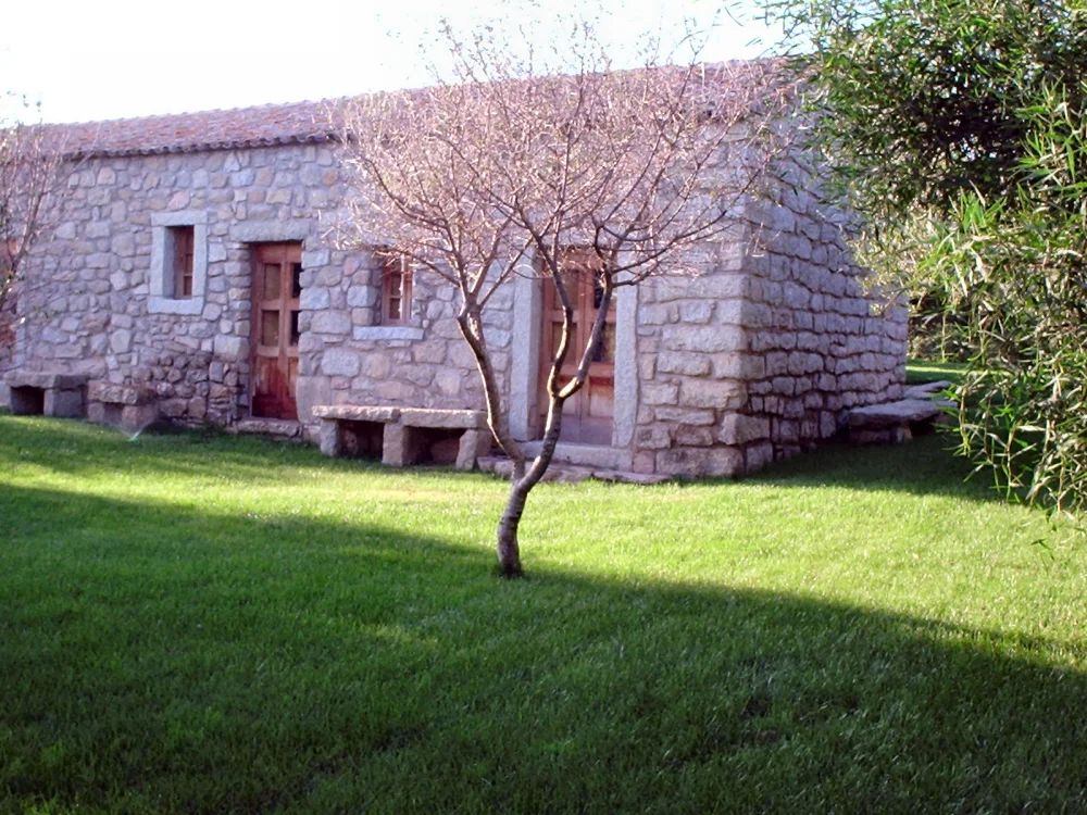 Stazzo traditionnel en granit gris dans le maquis de Gallura, ferme isolée, Sardaigne
