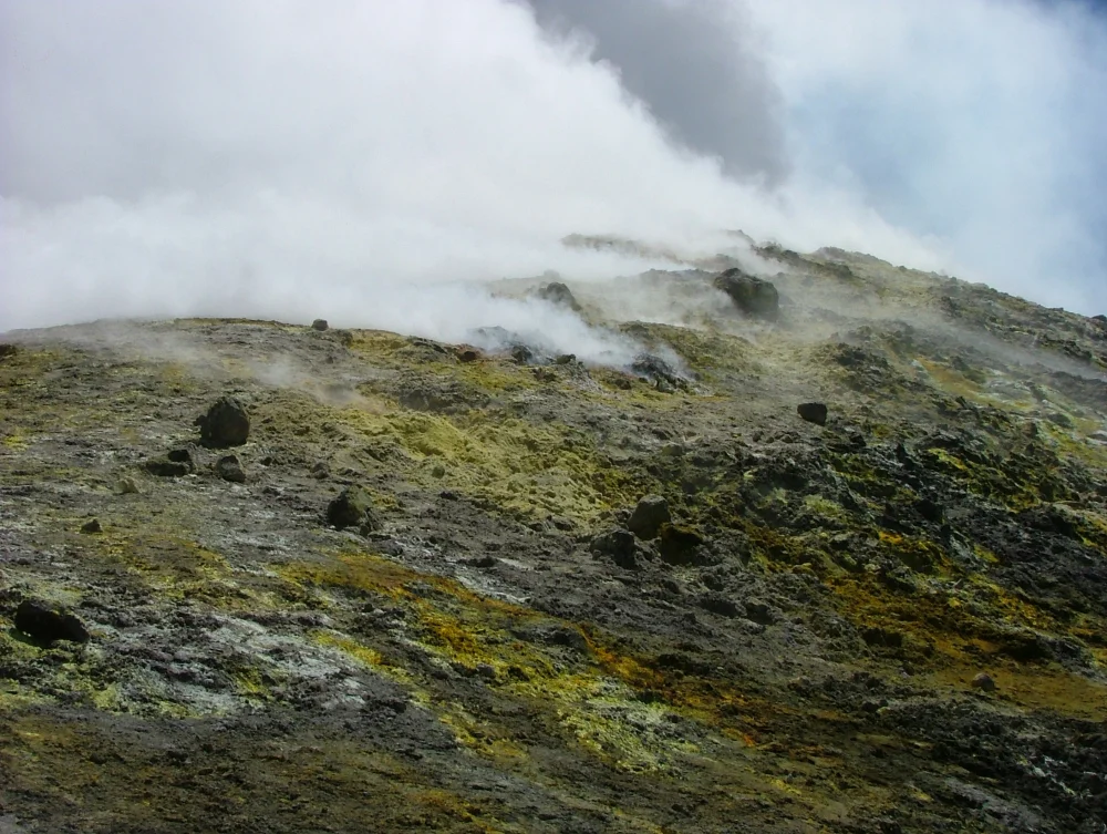 Fumerolles et vapeurs sur les flancs de l'Etna, volcan actif de Sicile
