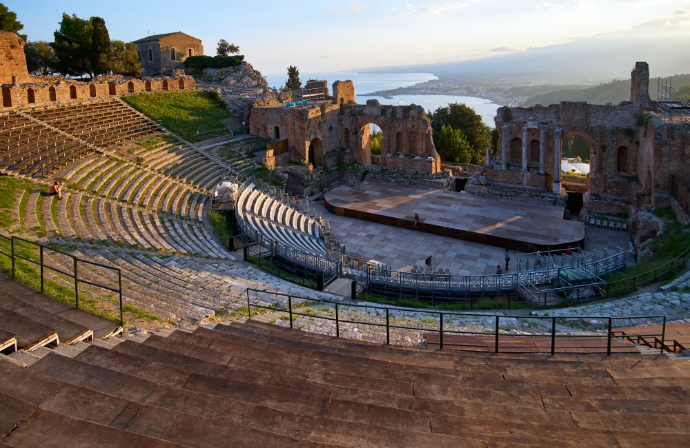 Coucher de soleil sur le théâtre grec antique de Taormine, vue sur la mer Ionienne et l'Etna, Sicile en Septembre