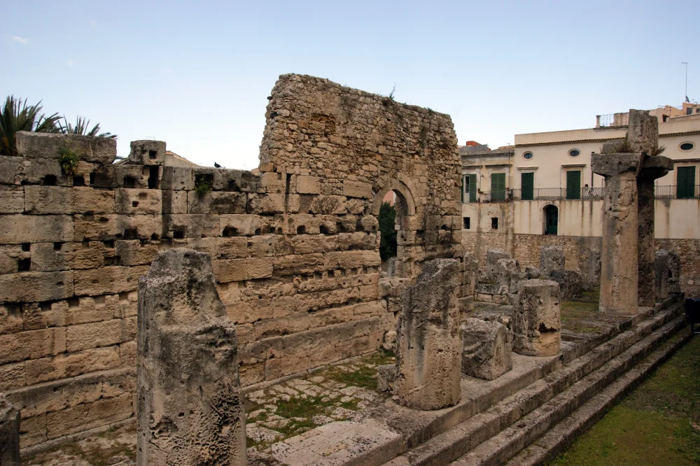 Ruines du Temple d'Apollon, plus ancien temple dorique de Sicile, à l'entrée d'Ortygie avec l'animation du marché autour, Syracuse