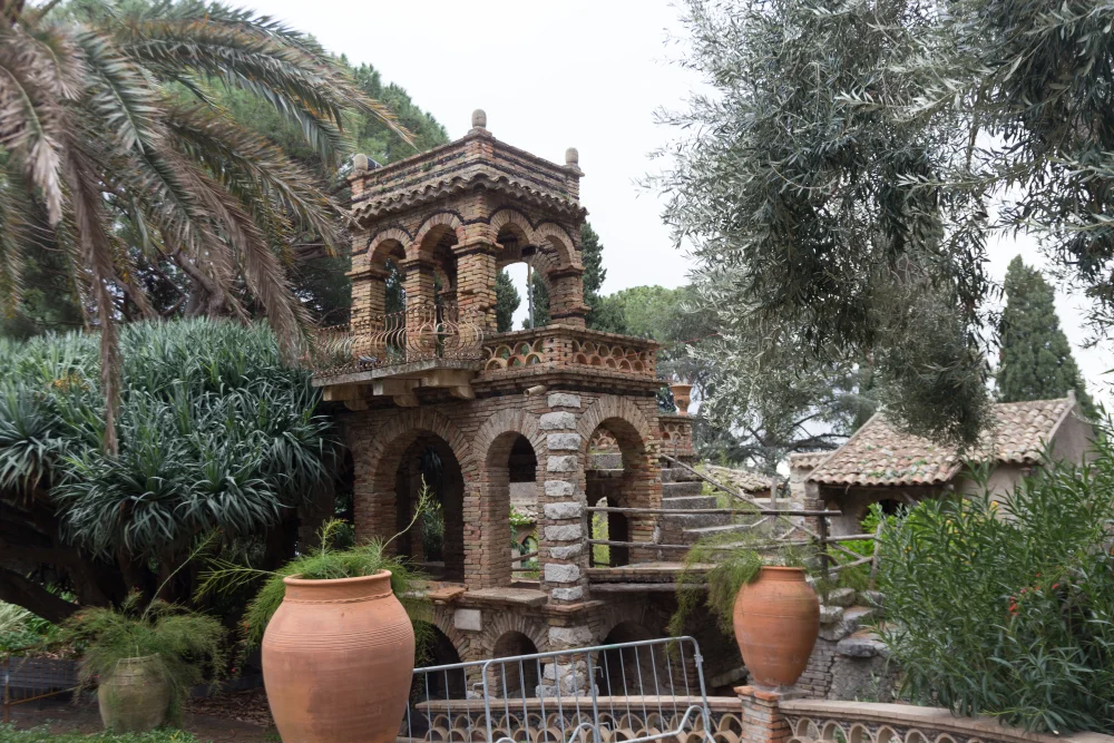 Allée ombragée de la Villa Comunale de Taormina avec palmiers et pavillons victoriens, Sicile