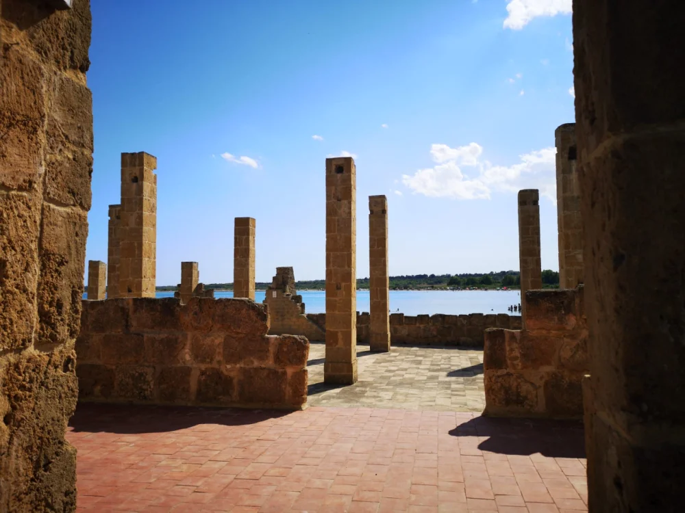 Ruines de la Tonnara di Vendicari avec la Torre Sveva face à la mer Ionienne, Sicile