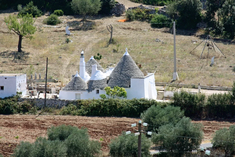 Trulli aux toits coniques dans la campagne de Locorotondo, Vallée d'Itria, Pouilles