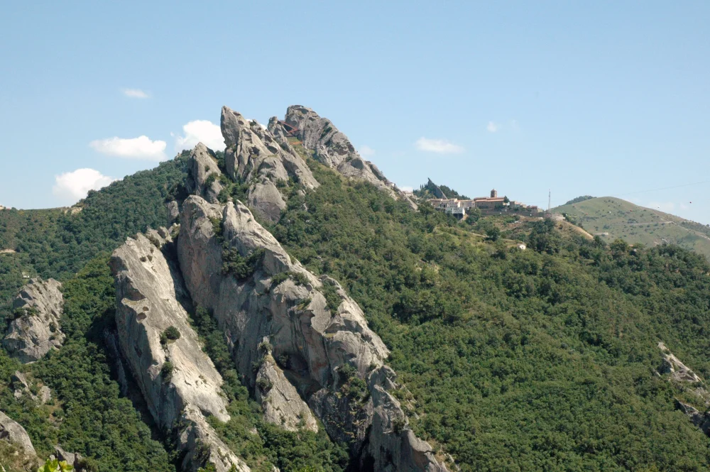 Vue de Pietrapertosa depuis Castelmezzano, les deux villages face à face dans les Dolomites Lucaniennes