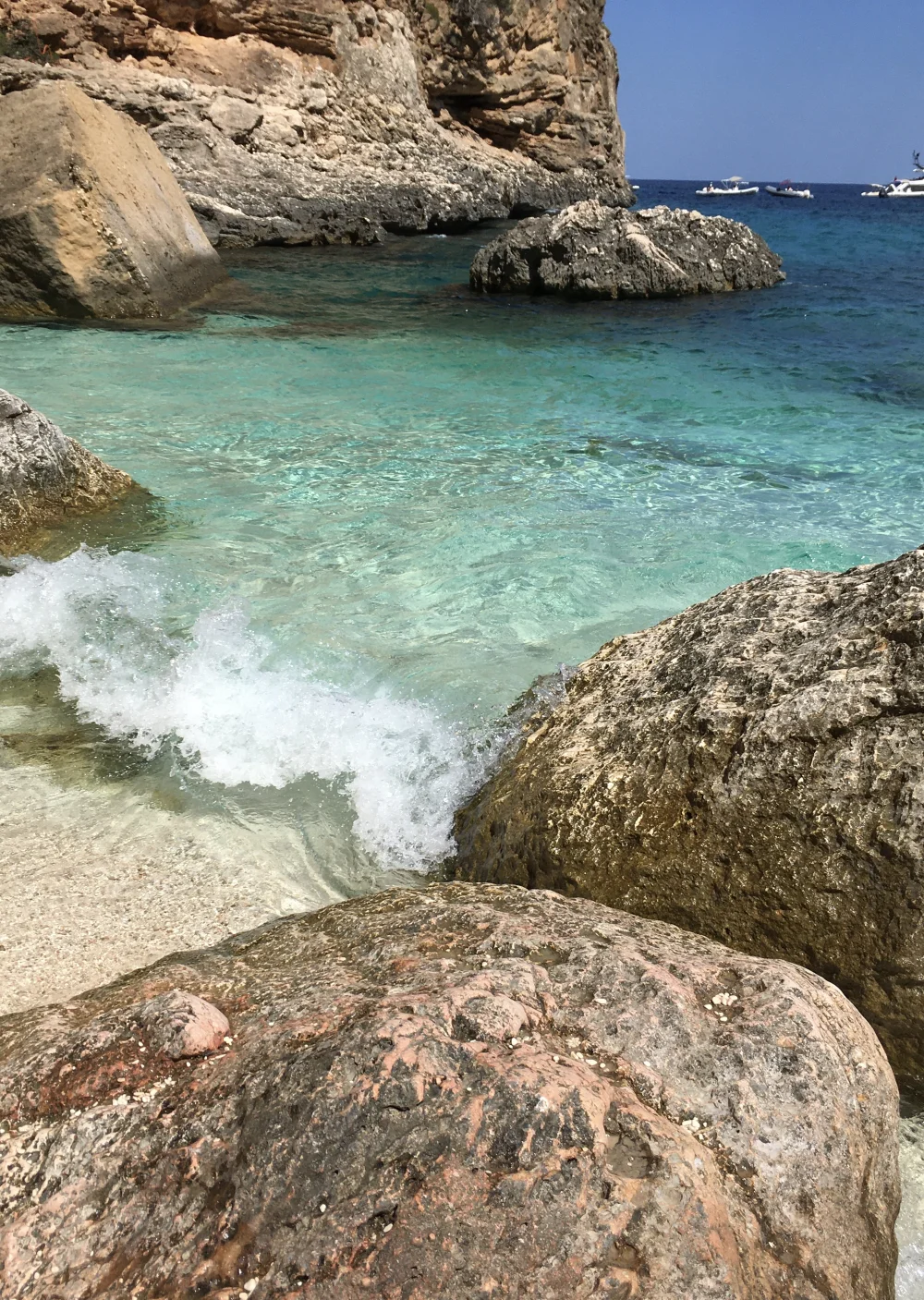 Vagues sur les rochers de Cala Mariolu, Golfe d'Orosei en automne, sardaigne en octobre