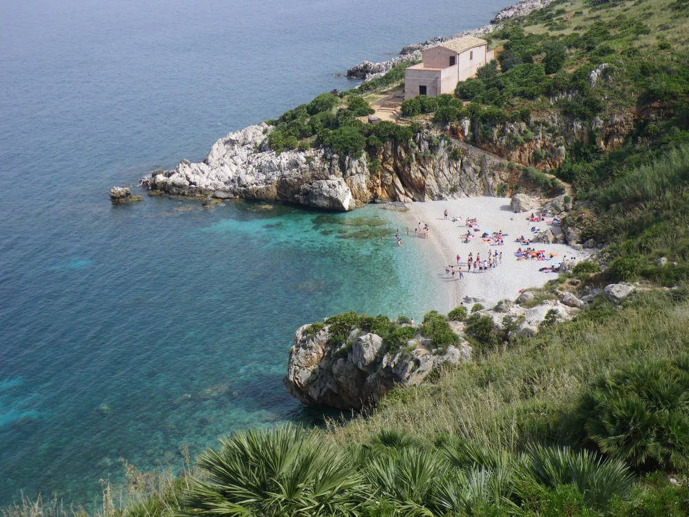 Crique de Cala Tonnarella dell'Uzzo dans la réserve naturelle du Zingaro, eaux turquoise sur galets, Sicile, les plus belles plages de Sicile
