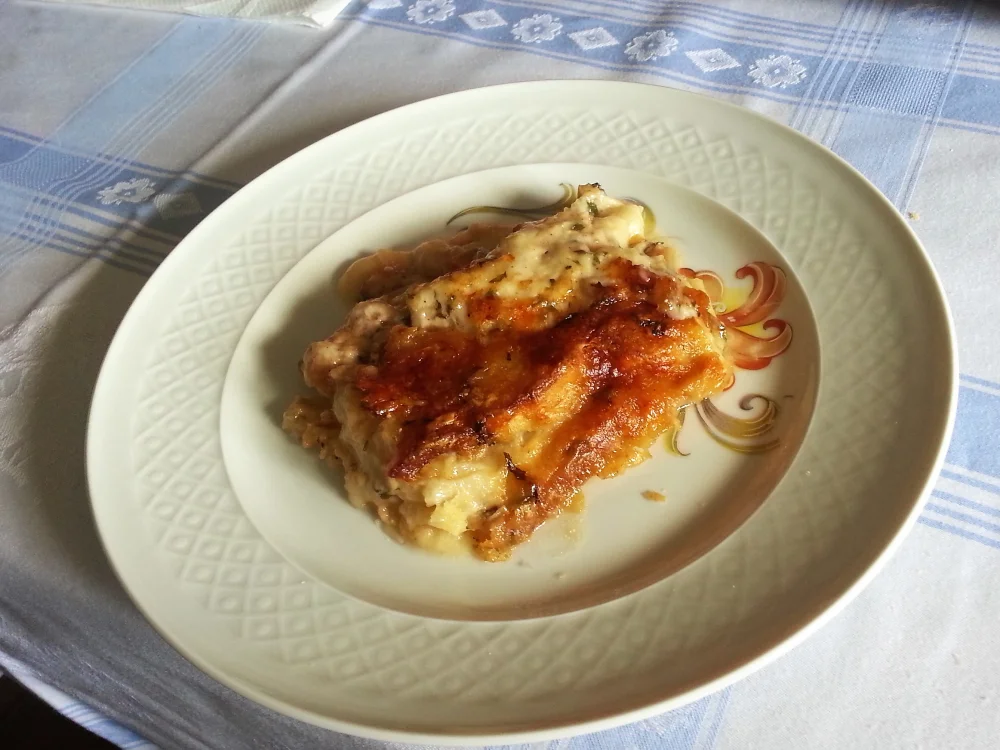 Zuppa Gallurese gratinée servie dans un plat en terre cuite, spécialité rurale de la Gallura, Sardaigne