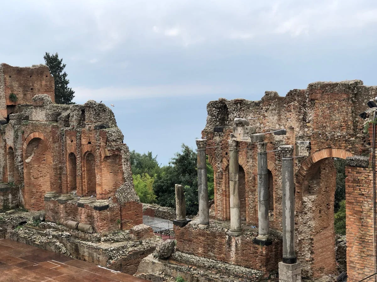 Théâtre grec antique de Taormina avec vue sur l'Etna fumant et la mer Ionienne en arrière-plan, Sicile