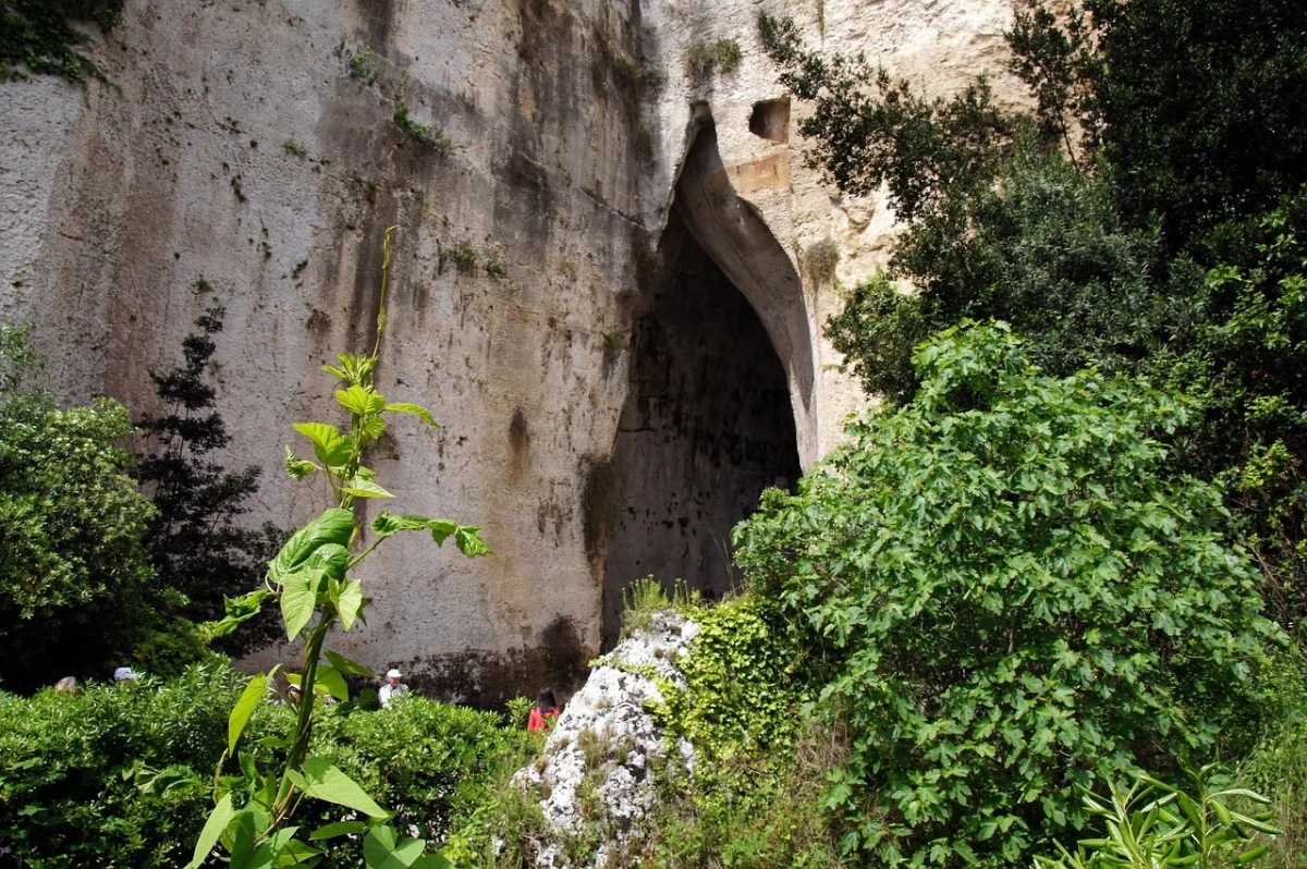 L'Oreille de Denys, grotte en forme d'oreille taillée dans le calcaire du Parc archéologique de Neapolis, Syracuse, Sicile