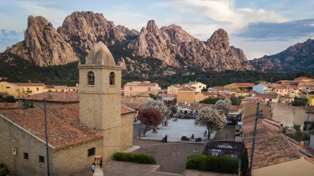 Un petit village sarde en pierre avec des lauriers roses, lumière de fin de journée, le début idéal pour votre road trip Sardaigne en 15 jours