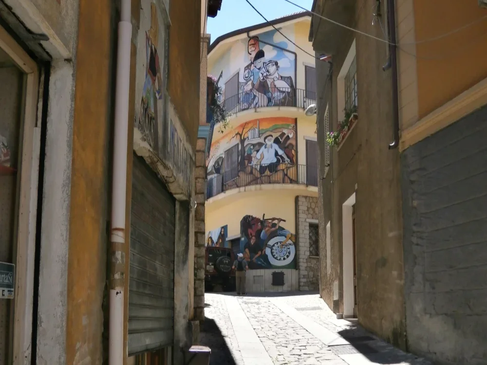 Des murs couverts de fresques murales (murales) politiques et colorées dans le village d'Orgosolo, Sardaigne