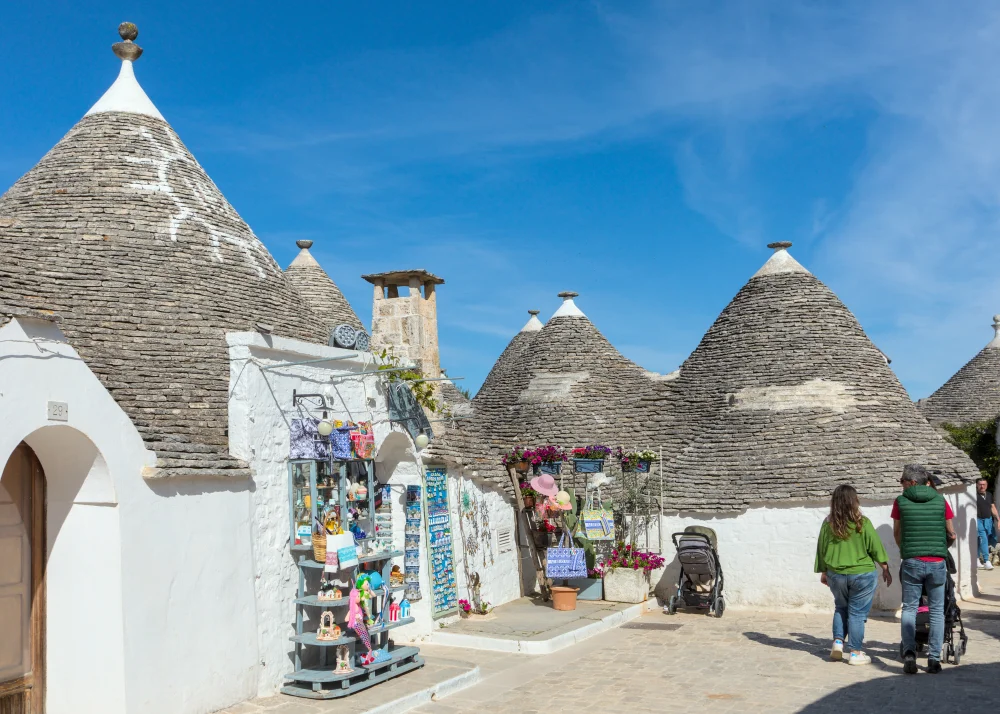 Boutiques de souvenirs au pied des trulli du Rione Monti, Alberobello, Pouilles, Italie