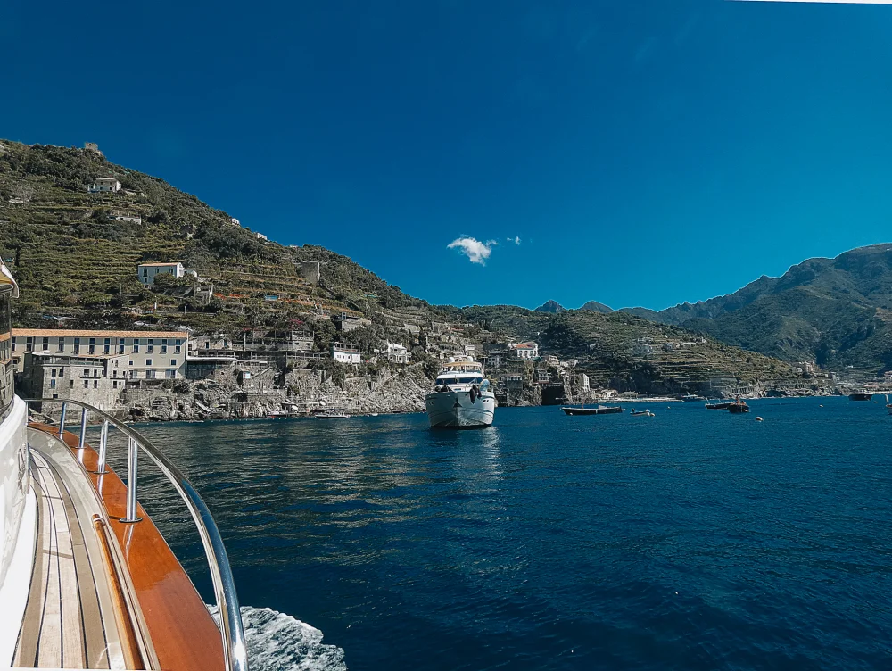 Côte amalfitaine vue depuis la mer en juillet, Campanie, Italie