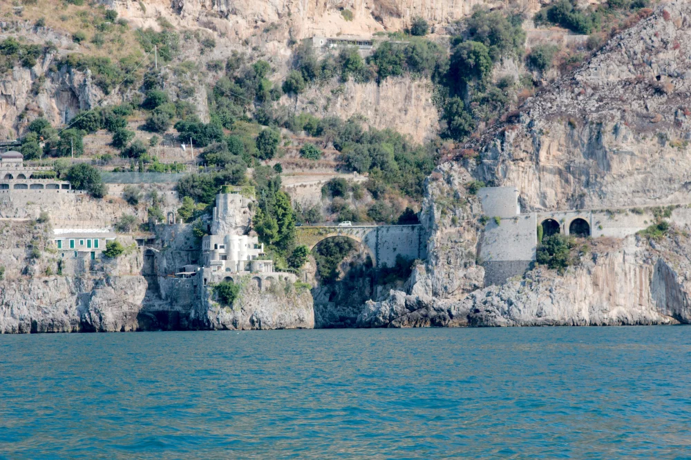 Côte amalfitaine vue depuis la mer en fin d'après-midi, Campanie, Italie