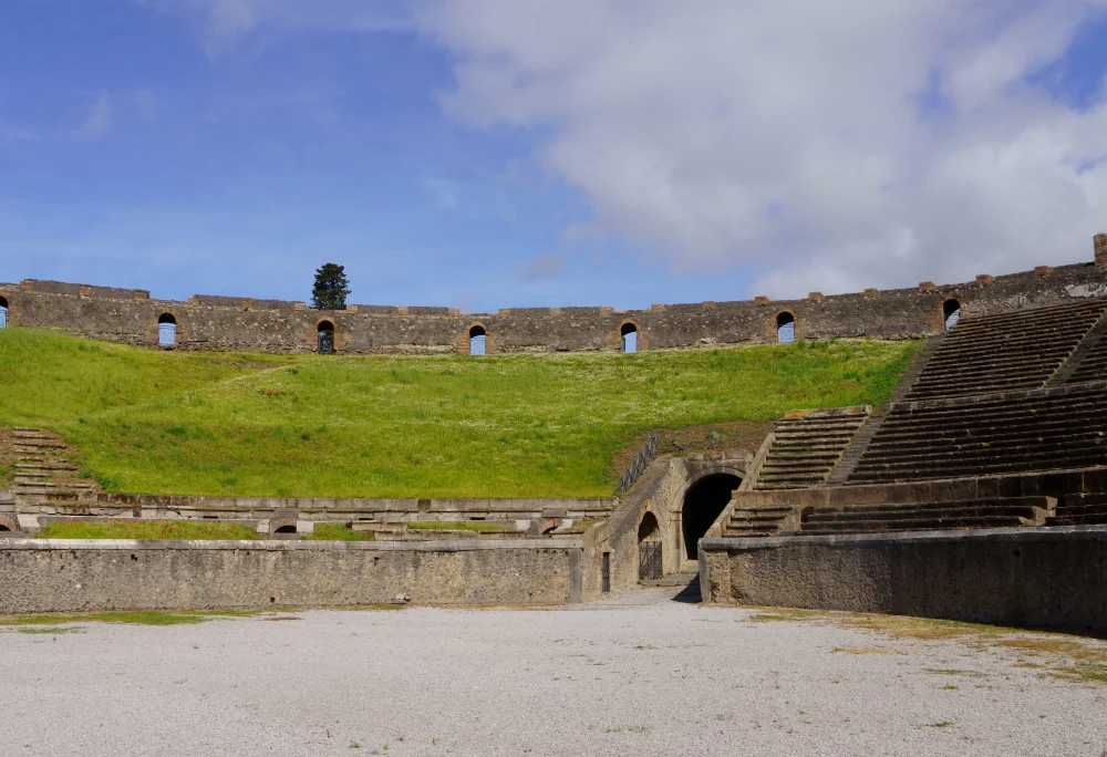 Intérieur de l'amphithéâtre romain de Pompéi vu depuis les gradins, Campanie