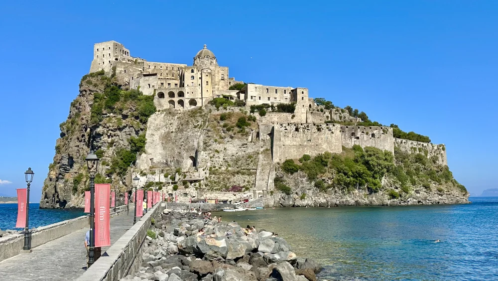 Château Aragonais relié à Ischia Ponte par un pont de pierre