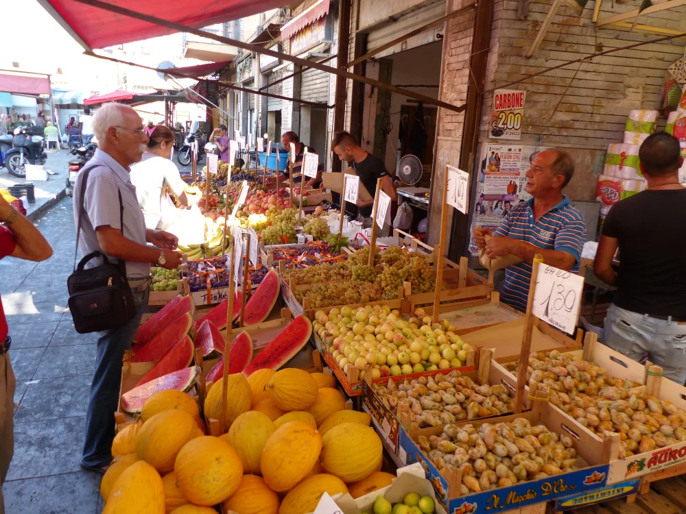 Étals colorés de fruits et légumes au marché Ballarò, Palerme, Sicile
