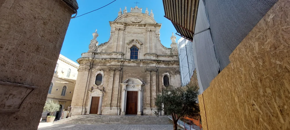 Façade de la Basilique Cathédrale Maria Santissima della Madia de Monopoli, architecture baroque, Pouilles