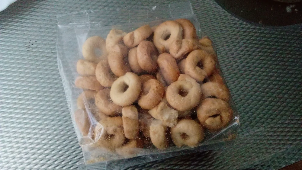 Taralli des Pouilles en vente sur un étal de marché, petits anneaux de pâte croquants à l'huile d'olive