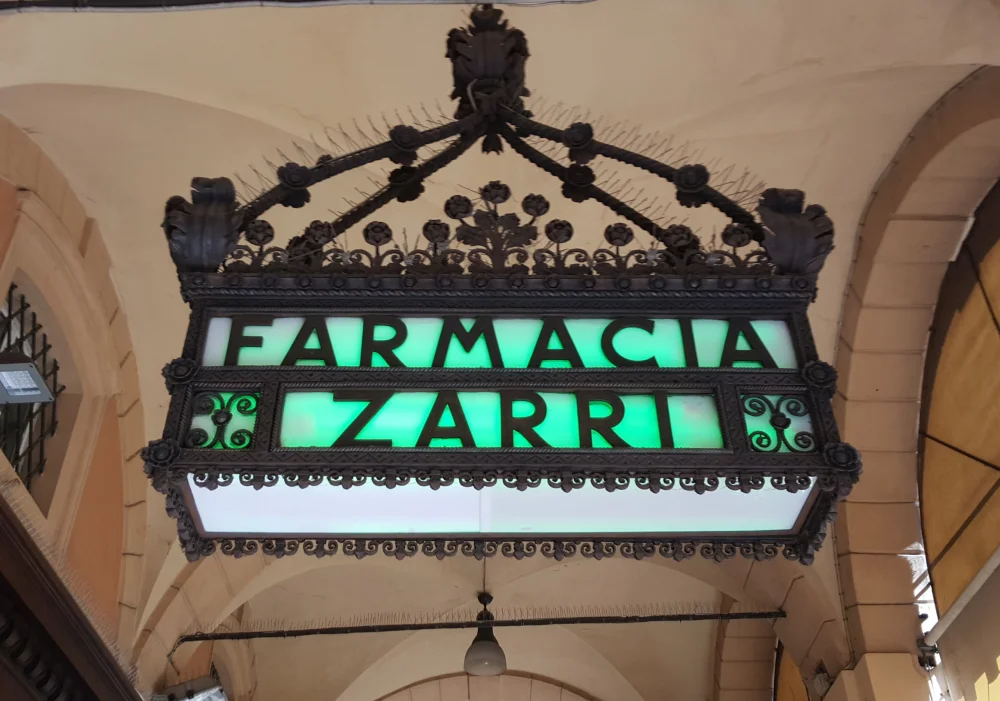 Enseigne verte d'une pharmacie italienne, Farmacia, croix lumineuse, Italie