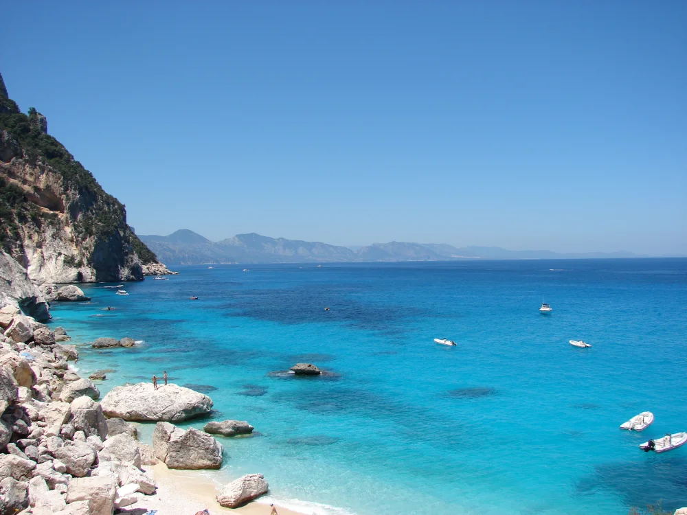 Falaises calcaires de Cala Goloritzè dans le Golfe d'Orosei, Sardaigne orientale, eaux turquoise