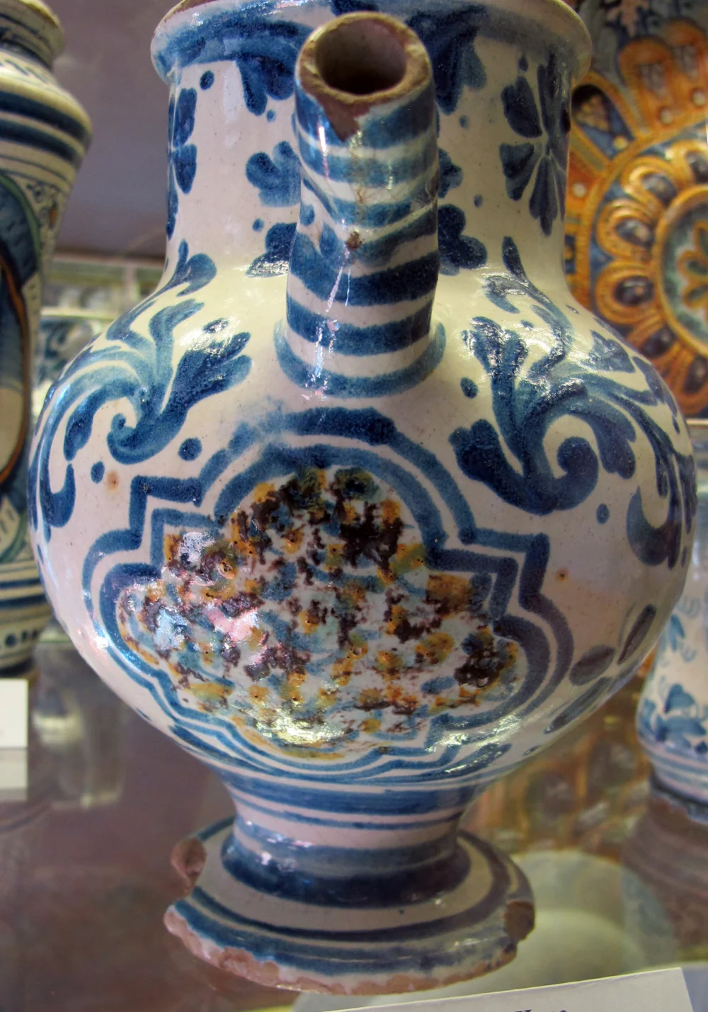 Vase céramique de Caltagirone du XVIIe siècle, artisanat sicilien traditionnel