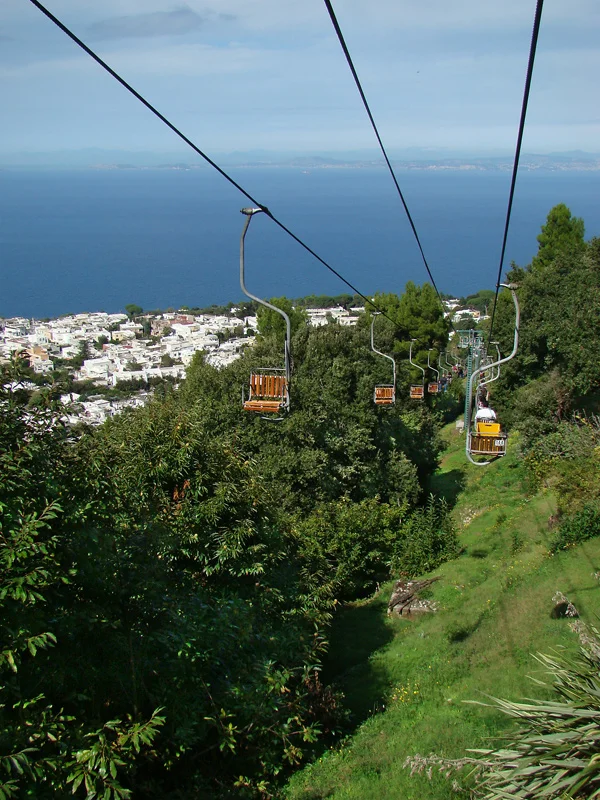 Télésiège monoplace du Monte Solaro au-dessus des potagers d'Anacapri, île de Capri