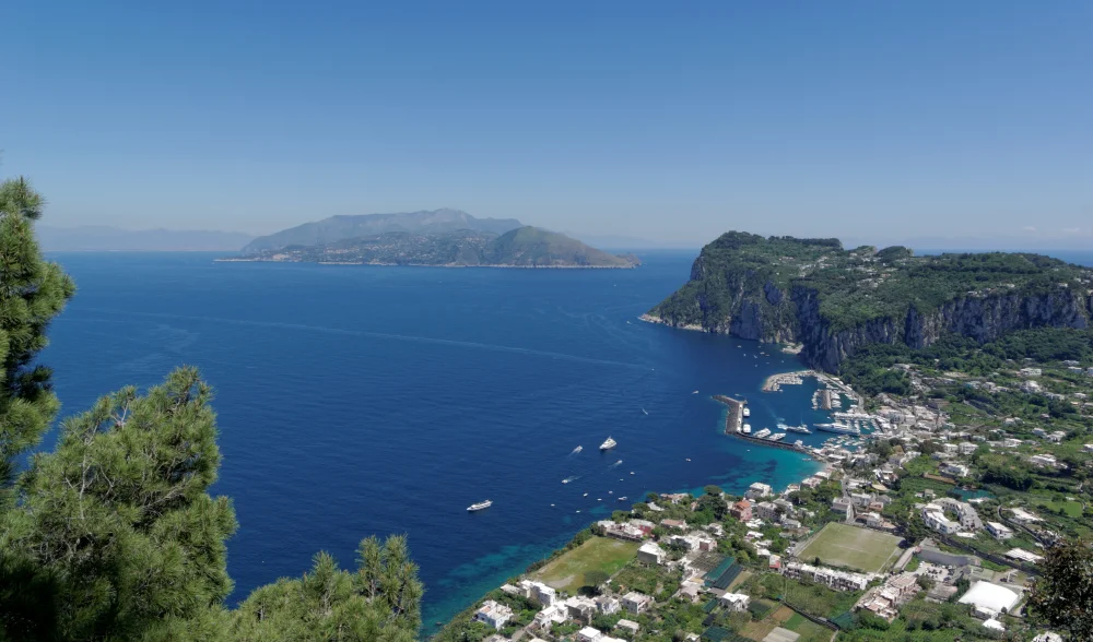 Vue panoramique sur le port de Capri depuis Anacapri, Italie