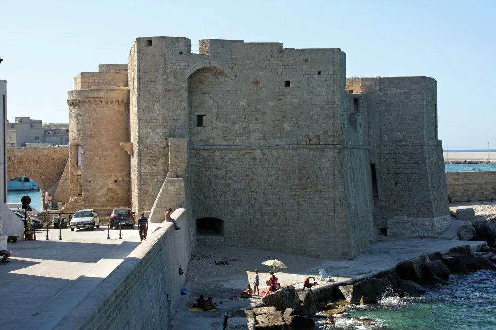 Castello di Carlo V de Monopoli sur avancée rocheuse face à la mer Adriatique, Pouilles